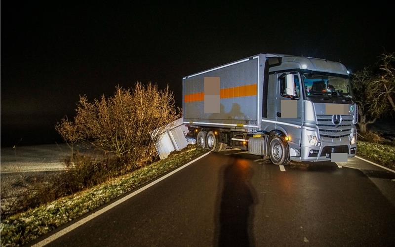 Lkw-Anhänger kippt um bei Deckenpfronn Lkw-Anhänger kippt um bei Deckenpfronn