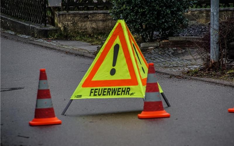 Feuerholz in einem Schuppen entzündet