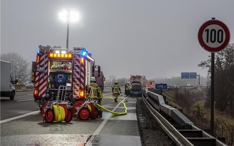 Auto brennt auf der A81 vollständig aus Auto brennt auf der A81 vollständig aus