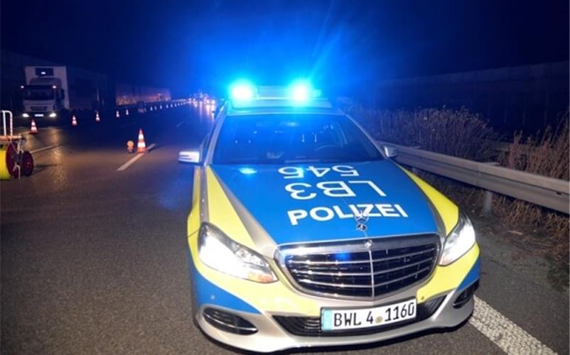 Pkw mit Anhänger gerät auf der A81 ins Schleudern