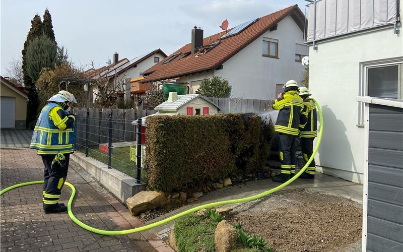 Hecke gerät in Nebringen in Brand