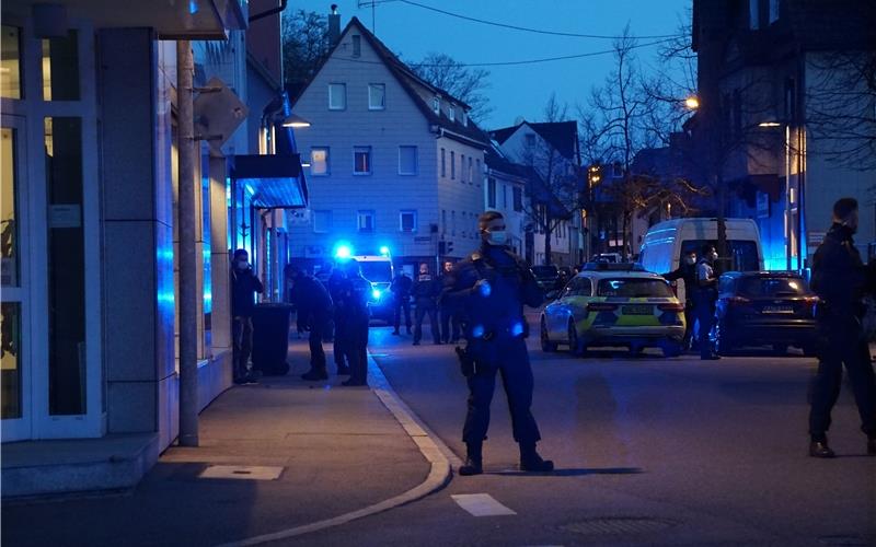 Streit eskaliert in Böblingen: Mit Messer aufeinander eingestochen Abendlicher Großeinsatz der Polizei bei Messerstecherei in Böblingen
GB-Foto: SDMG/Dettenmeyer