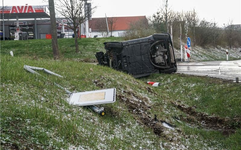 Smart überschlägt sich bei Unfall in Deckenpfronn