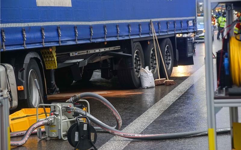 Lkw-Tank reißt bei Unfall: Diesel fließt in rauhen Mengen auf die Autobahn