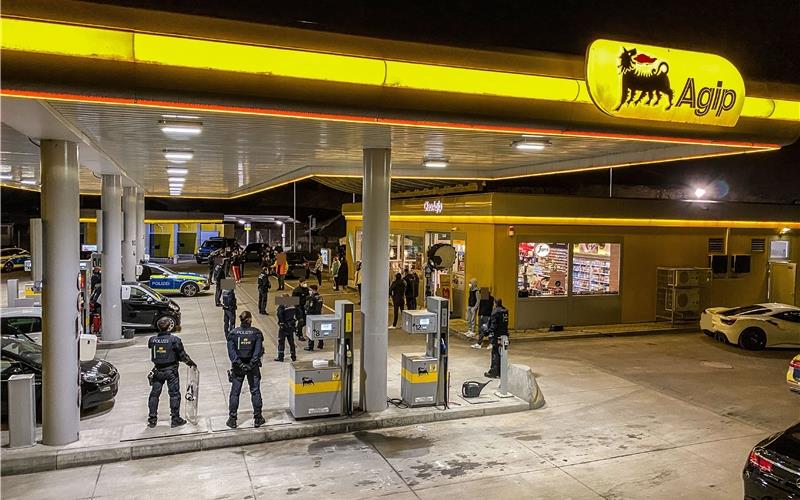 Rapper dreht Video: Polizei räumt Tankstellengelände Rapper dreht Video: Polizei räumt Tankstellengelände