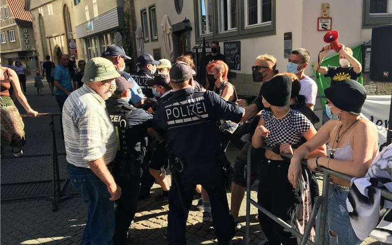 Lautstarke Proteste gegen AfD-Kundgebung in Herrenberg Lautstarke Proteste gegen AfD-Kundgebung in Herrenberg