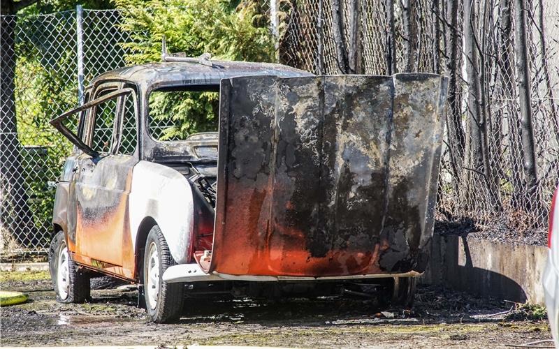 Auto brennt auf Werkstatt-Gelände aus