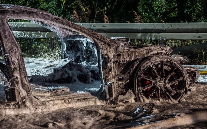 Das ausgebrannte Fahrzeig auf der A 81
GB-Foto: SDMG/Dettenmeyer