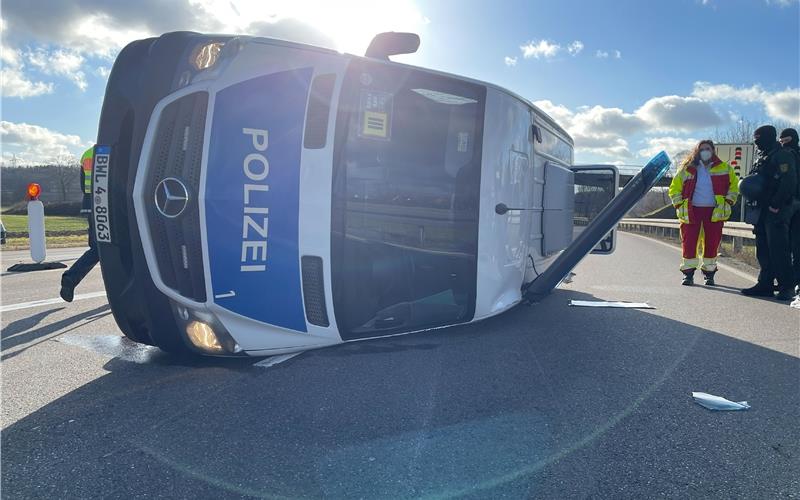 Polizeifahrzeug kippt bei Unfall nahe Renningen auf die Seite Polizeifahrzeug kippt bei Unfall nahe Renningen auf die Seite
