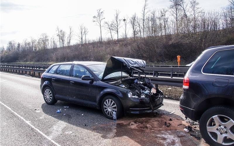Zwei Personen werden bei Unfall auf A81 bei Herrenberg verletzt Zwei Personen werden bei Unfall auf A81 bei Herrenberg verletzt
