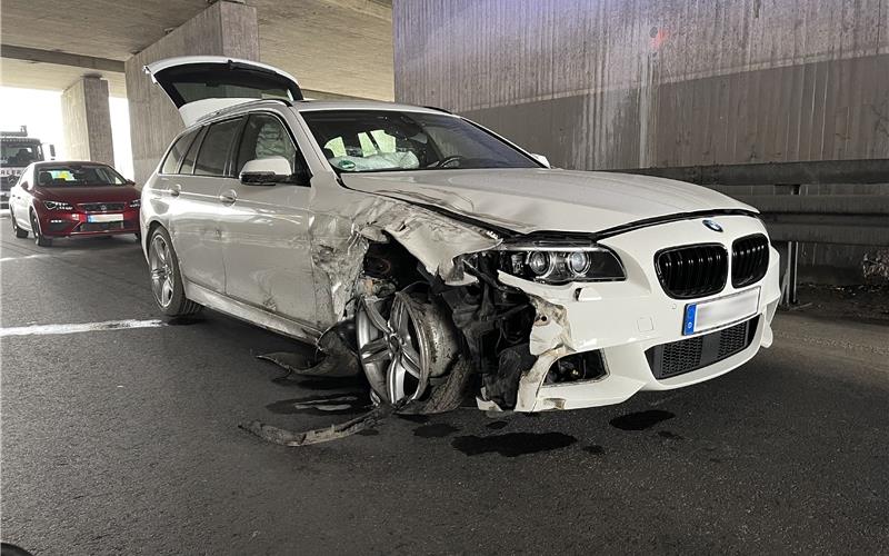 90000 Euro Sachschaden nach Unfall auf der B 464 