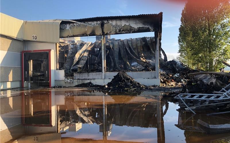 Nach Großbrand in Nebringen: Feuerwehr weiter im Einsatz