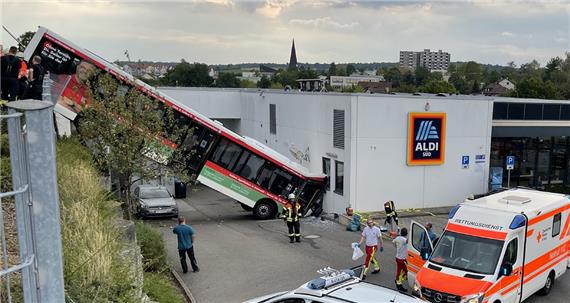 Bus stürzt sechs Meter tief in Discounter-Wand