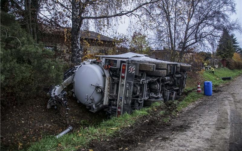 Tanklaster kippt bei Arbeiten in Graben – Feuerwehr rettet Frosch