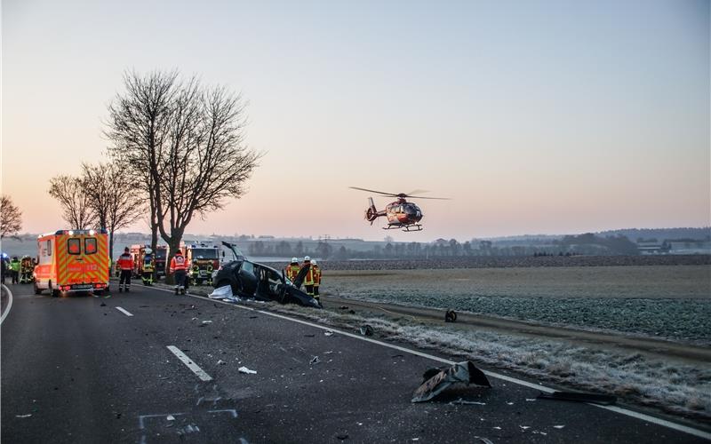LKW und Auto auf der B 296 kollidiert LKW und Auto auf der B 296 kollidiert