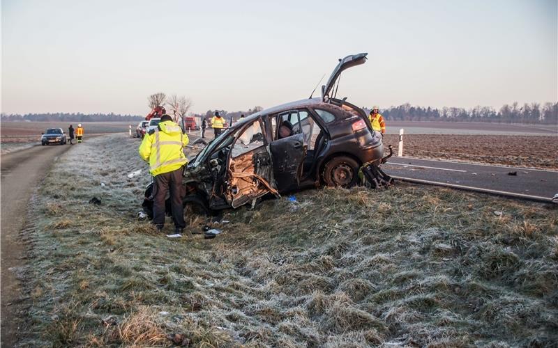 LKW und Auto auf der B 296 kollidiert LKW und Auto auf der B 296 kollidiert