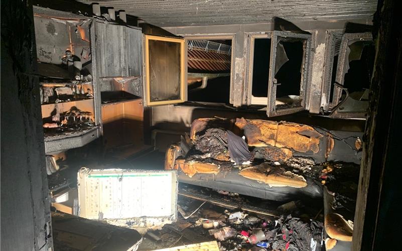 Brand in Öschelbronn fordert einen leicht Verletzten und 100 000 Euro Sachschaden Brand in Öschelbronn fordert einen leicht Verletzten und 100 000 Euro Sachschaden