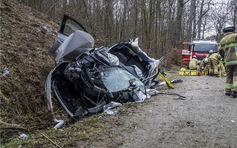 Auto stürzt bei Böblingen von einer Brücke