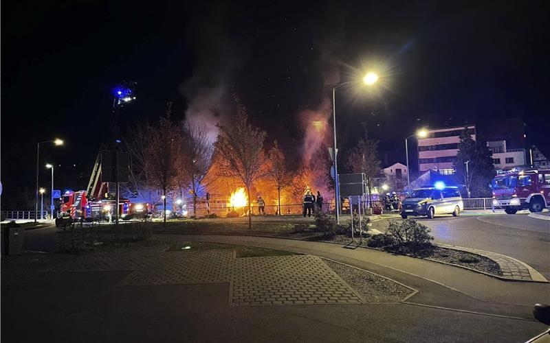 Großeinsatz der Feuerwehr bei Brand von Reifenservice in Waldenbuch Großeinsatz der Feuerwehr bei Brand von Reifenservice in Waldenbuch