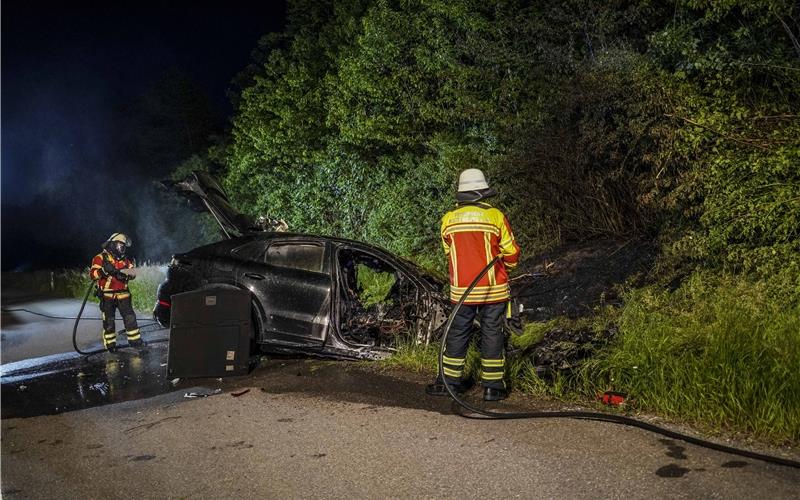 Porsche überschlägt sich und fängt Feuer