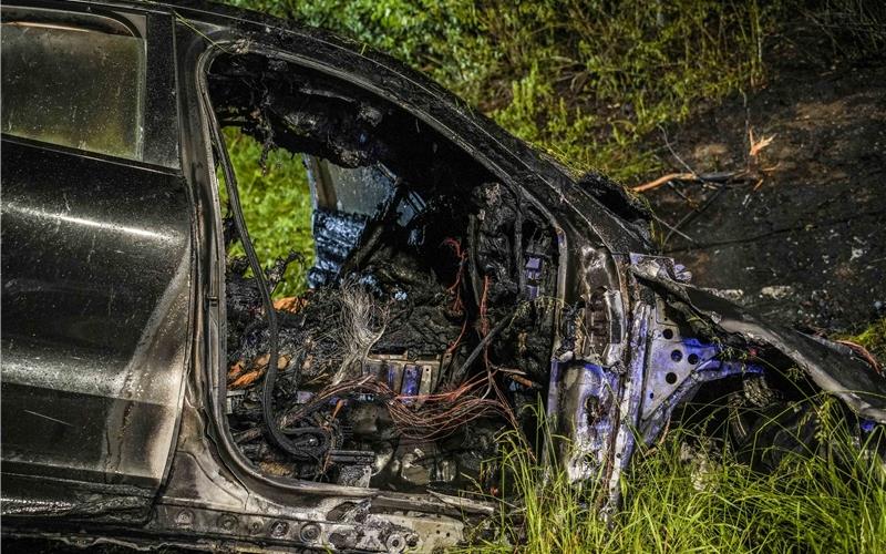 Porsche überschlägt sich und fängt Feuer 