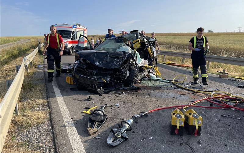 Drei Menschen verletzt: Rettungshubschrauber nach Unfall zwischen Oberjettingen und Sulz im Einsatz Drei Menschen verletzt: Rettungshubschrauber nach Unfall zwischen Oberjettingen und Sulz im Einsatz