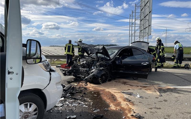 Mercedes kracht in Wohnmobil: Drei Menschen bei Unfall nahe Bondorf verletzt Mercedes kracht in Wohnmobil: Drei Menschen bei Unfall nahe Bondorf verletzt