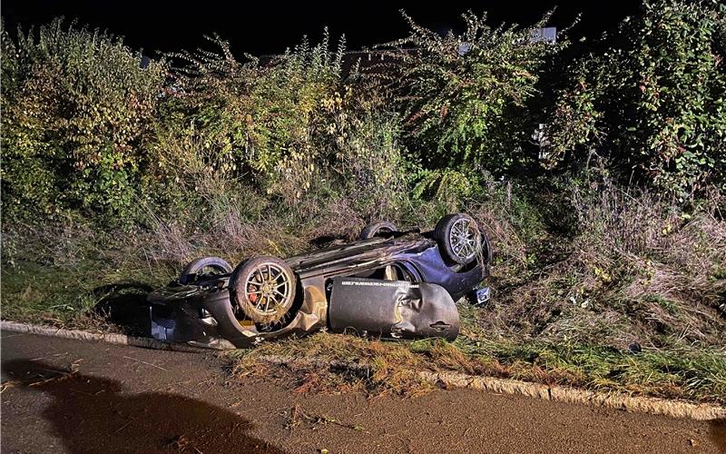 Auto überschlägt sich mehrfach Auto überschlägt sich mehrfach