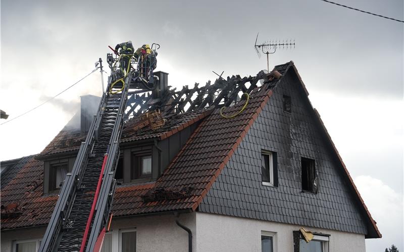 Großeinsatz der Rettungskräfte: Küchenbrand weitet sich auf Dachstuhl aus
