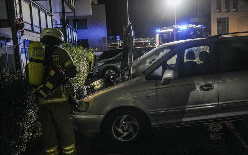 In der Nacht auf Samstag in Böblingen: Nach lautem Knall brennt Auto aus In der Nacht auf Samstag in Böblingen: Nach lautem Knall brennt Auto aus