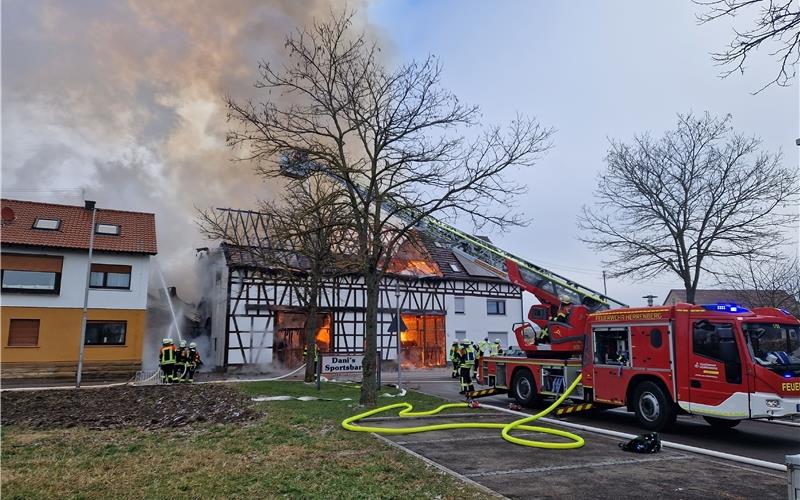 Zwei Gebäude in Gültstein stehen in Flammen Die Löscharbeiten dauern an.