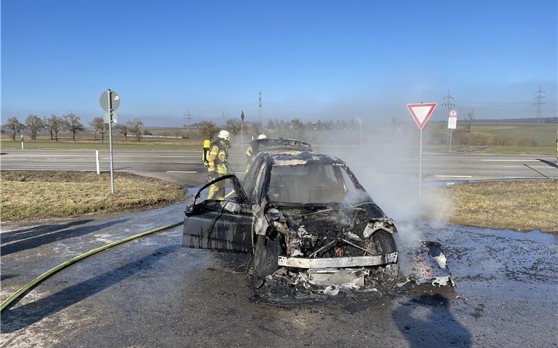 Auto gerät zwischen Nufringen und Kuppingen plötzlich in Vollbrand 