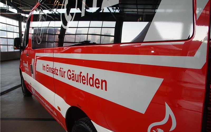 Feuer greift von Mülleimer auf einen Peugeot über