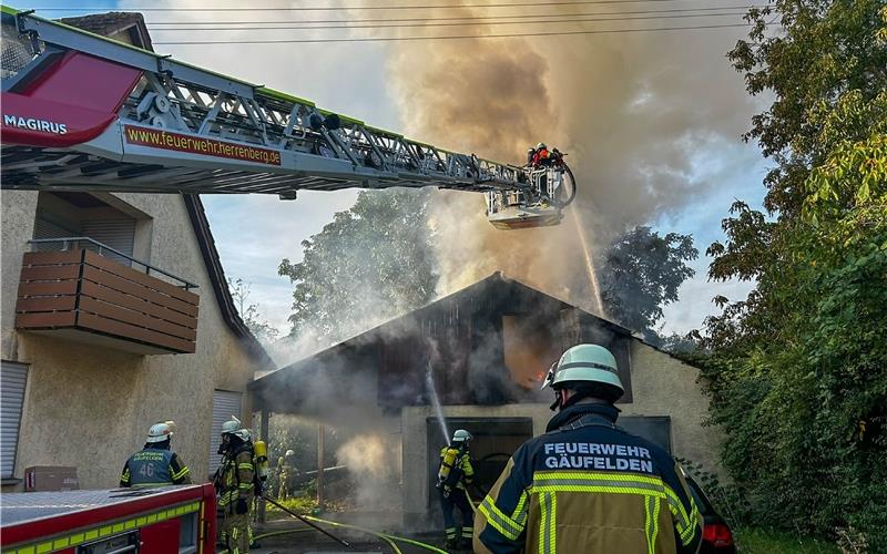 Feuerwehr im Einsatz: Scheune in Öschelbronn brennt lichterloh Feuerwehr im Einsatz: Scheune in Öschelbronn brennt lichterloh