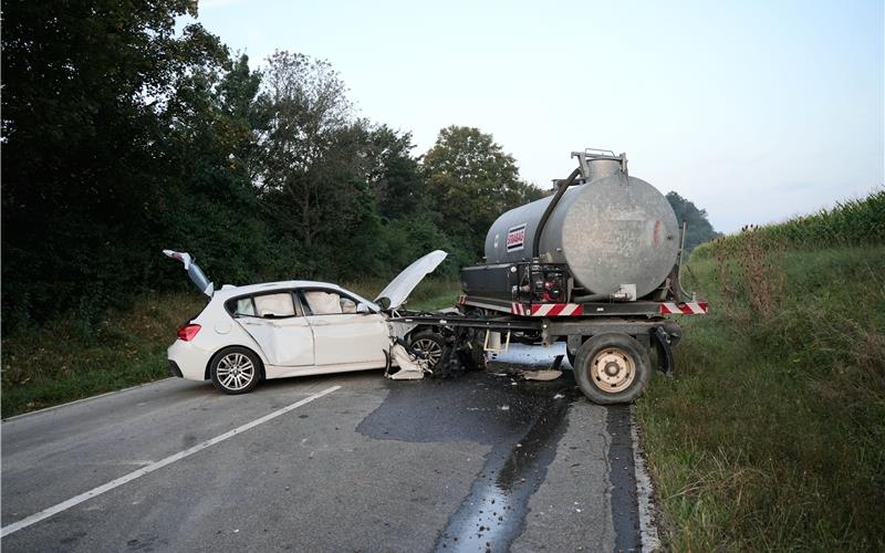 Autofahrer prallt in Holzgerlingen bei Unfall auf ein Güllefass Autofahrer prallt in Holzgerlingen bei Unfall auf ein Güllefass
