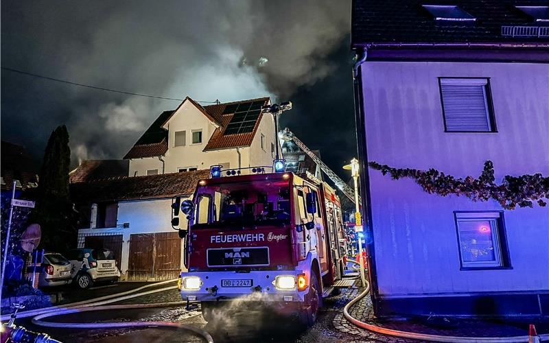 Millionenschaden bei Großbrand in Gültstein: Feuerwehr im Dauereinsatz Millionenschaden bei Großbrand in Gültstein: Feuerwehr im Dauereinsatz