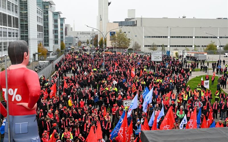 Warnstreik der IG Metall: 10 000 Menschen bei Kundgebung im Daimler-Werk Warnstreik der IG Metall: 10 000 Menschen bei Kundgebung im Daimler-Werk