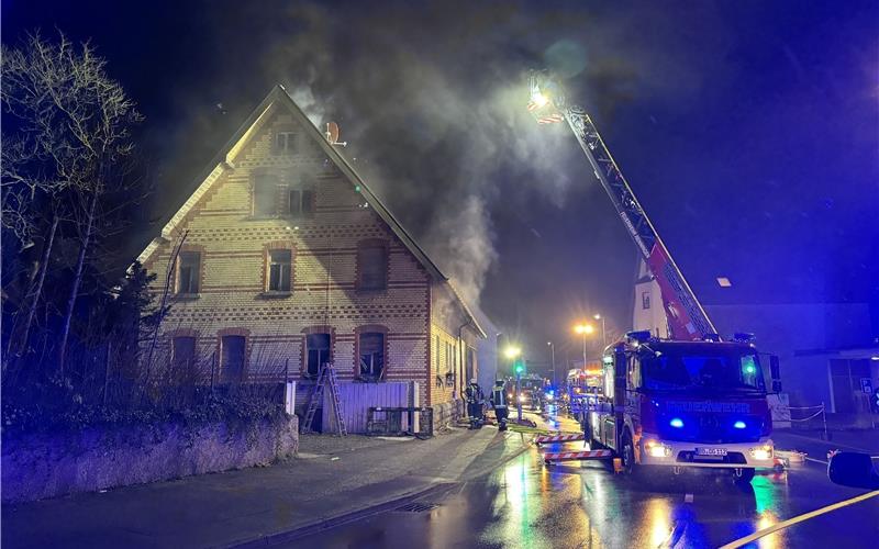 Mann verlässt Haus rechtzeitig Mann verlässt Haus rechtzeitig