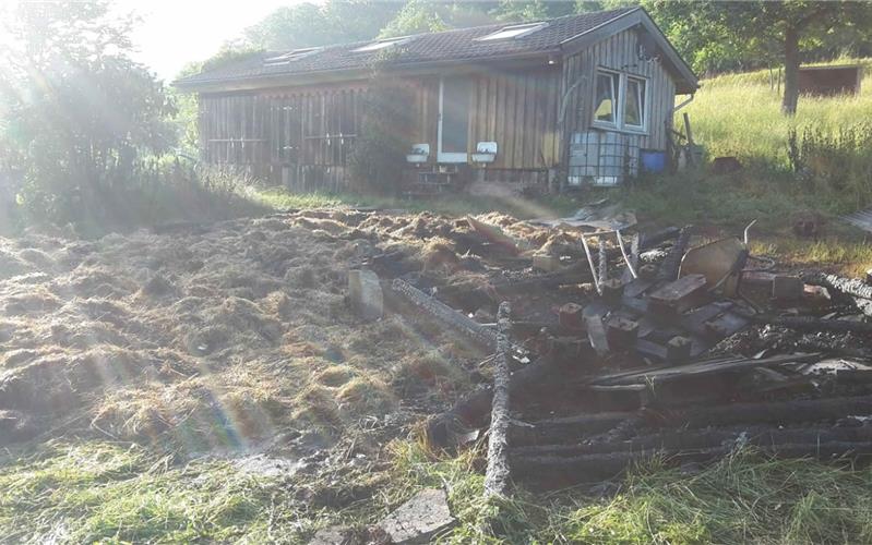 Holzstapel und Schuppen in Flammen 