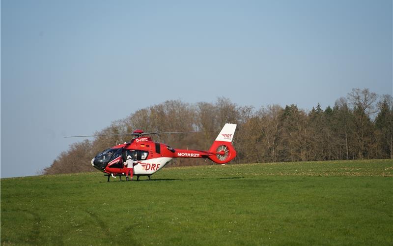 Unfall bei Deckenpfronn: Hubschrauber fliegt schwer verletzten Motorradfahrer ins Krankenhaus
