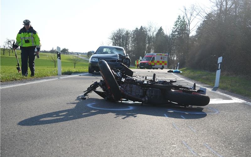 Unfall bei Deckenpfronn: Hubschrauber fliegt schwer verletzten Motorradfahrer ins Krankenhaus Unfall bei Deckenpfronn: Hubschrauber fliegt schwer verletzten Motorradfahrer ins Krankenhaus