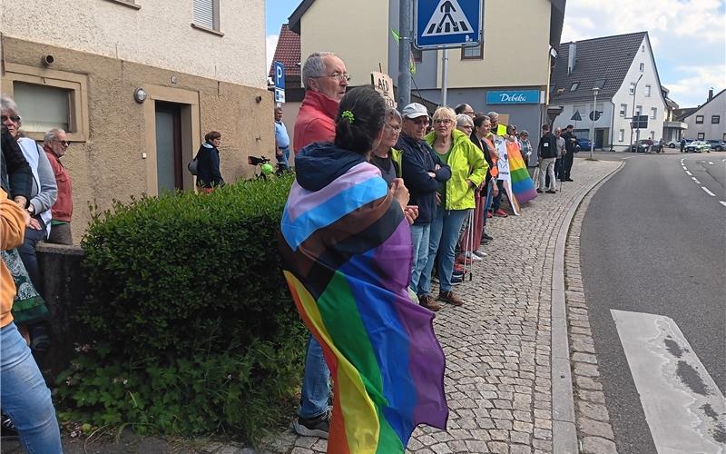 Protestaktionen am Sonntagabend gegen AfD-Bürgerdialog in Jettingen: Großaufgebot der Polizei Protestaktionen am Sonntagabend gegen AfD-Bürgerdialog in Jettingen: Großaufgebot der Polizei