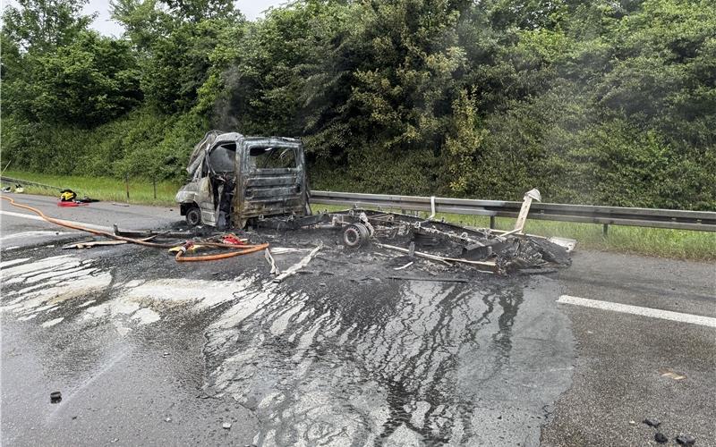 LKW brennt auf der A8 bei Sindelfingen komplett aus LKW brennt auf der A8 bei Sindelfingen komplett aus