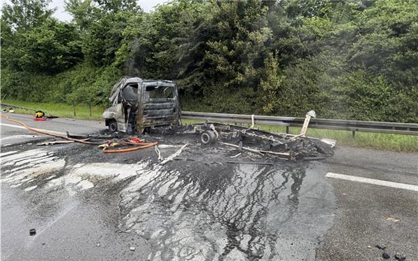 LKW brennt auf der A8 bei Sindelfingen komplett aus