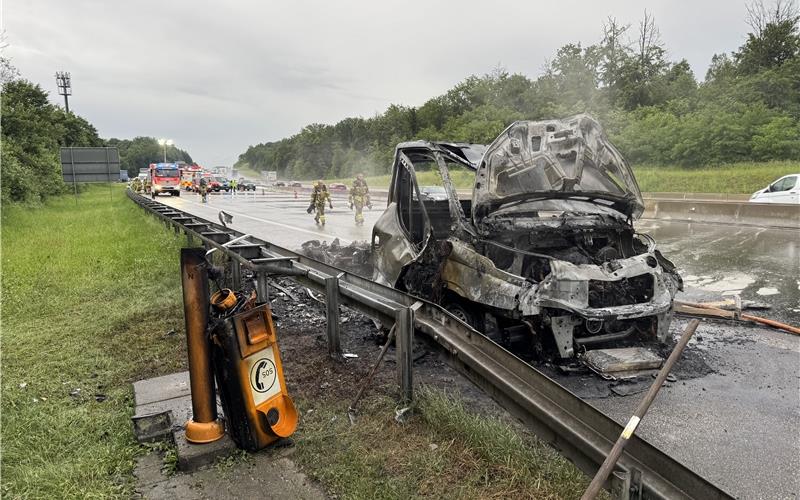 LKW brennt auf der A8 bei Sindelfingen komplett aus 