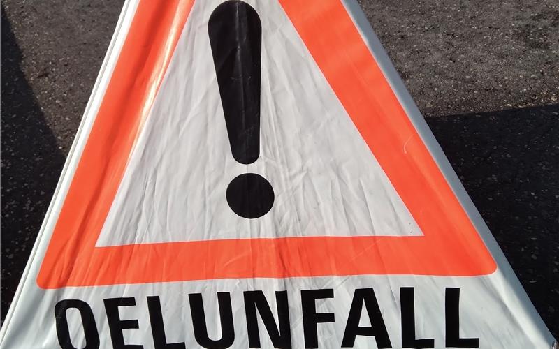 Rutschiger Untergrund: Zweiradfahrer stürzen im Kreisel bei Deckenpfronn Rutschiger Untergrund: Zweiradfahrer stürzen im Kreisel bei Deckenpfronn