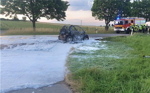 Flammen hinter dem Fahrersitz: Smart brennt auf der K1046 bei Nufringen komplett aus 