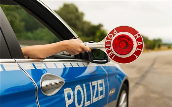 Hochzeitskorso auf der Autobahn bremst den Verkehr aus