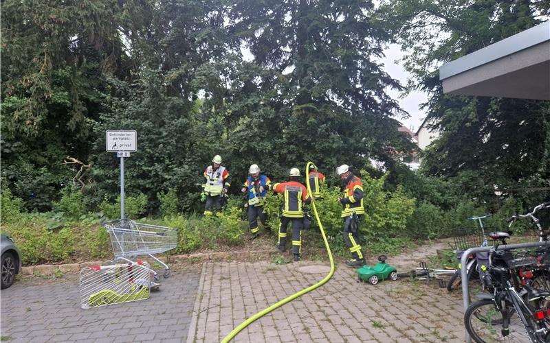 Unrat hinter einer Garage gerät in Brand Unrat hinter einer Garage gerät in Brand