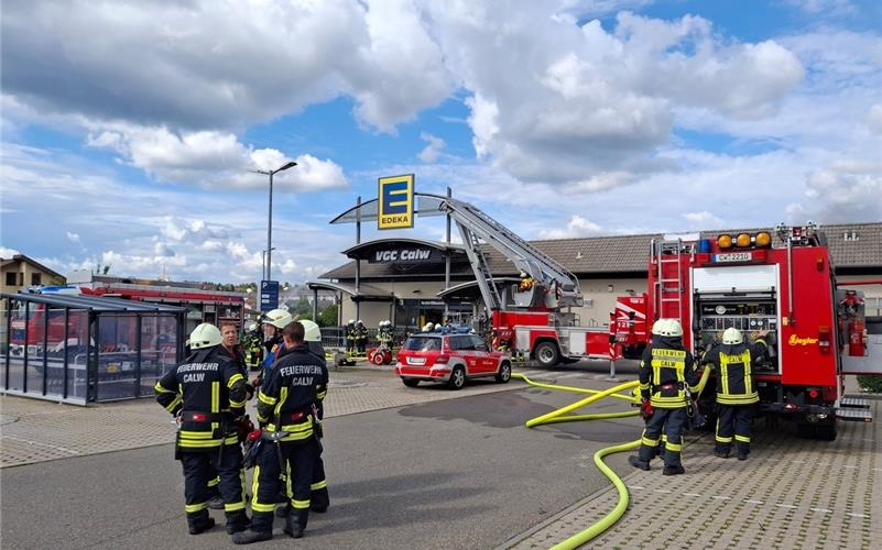Großbrand in Calwer Supermarkt: Feuerwehr im Dauereinsatz Großbrand in Calwer Supermarkt: Feuerwehr im Dauereinsatz